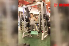 厉害了！怀孕9个月的双胞胎妈妈挺着孕肚举杠铃视频封面