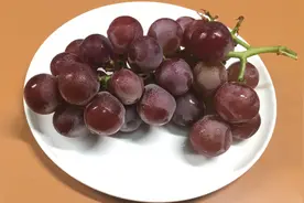 巧剥葡萄皮的小窍门，只需1秒，好吃不脏手，不知道太可惜了视频封面