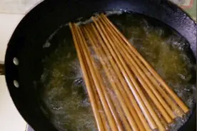 筷子放到开水里面煮，接下来竟看到意想不到的一幕