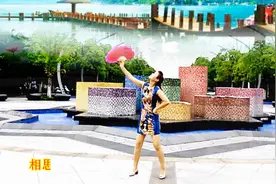 旗袍姐姐跳起广场舞：《南屏晚钟》舞姿柔美身材好视频封面