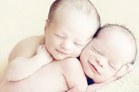 专业护士指导怎么给婴儿换尿不湿视频封面