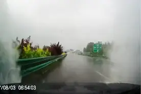 有点恐怖，高速公路地面积水，车轮水上漂移视频封面