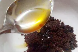 鼻子上挤出的白色小颗粒是什么？别傻傻用手挤，教你一招轻松解决视频封面