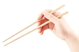 生活常识：一双筷子产生的细菌能吓死人，所以我们要经常勤换消毒