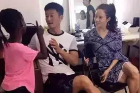 吴京和战狼2原女主徐嘉雯合照曝光，没卢靖姗漂亮，更没她仗义！视频封面