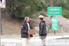 街头测试给流浪汉100美元 结果很暖心视频封面