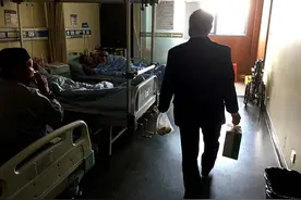 这个贵阳大叔不太冷：每天给高位截瘫的病人送早餐图片