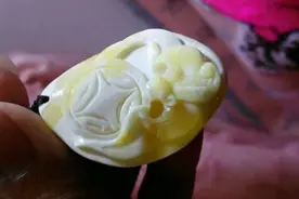 刚入手的蜜蜡轻飘飘的，朋友非说我这是塑料图片