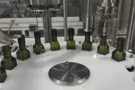 塑料盖单头旋盖机，橄榄油瓶是怎样旋盖的，操作简单只有给电就行图片