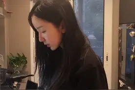 娄艺潇孝顺，杀青回家第一件事是给父母做饭 做饭的护脸装备高端图片