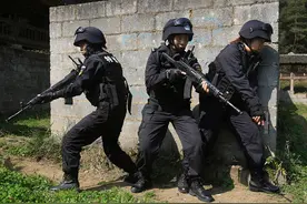 惠水女警当车模 展现英姿飒爽图片