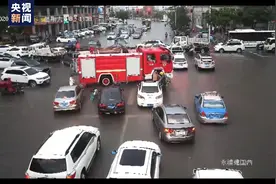 暖心一幕！外卖小哥冒雨为消防车疏导车流图片