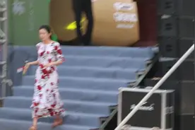 直播：“青岛啤酒节“开幕式做最后彩排，倒计时3小时！美女主持人漂亮！好看！视频封面