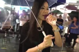 香港女子演唱《上海滩》男粉丝给女神送伞视频封面