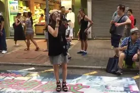 大姐在街头唱《海阔天空》，把beyond的歌唱出不一样的感觉，好听到行人都纷纷停了下来！视频封面