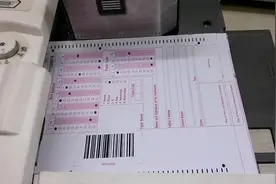考试涂的答题卡是怎么批阅的？看完这个才知道原来批改速度这么快，一个班的试卷2分钟搞定