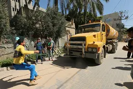 巴勒斯坦小伙神力惊人 可拉动15吨油罐车图片