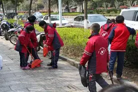 永定区解放小学“学雷锋”清洁一条街图片