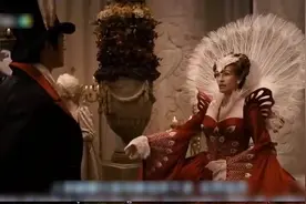 皇后故意让虫子进入自己身体，旁边的女仆看了都忍不住大笑视频封面
