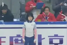 不放弃！8岁女孩短道速滑起步摔倒勇追夺冠视频封面