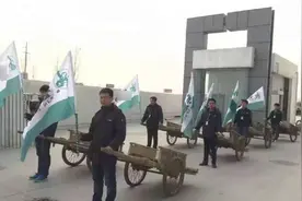河南禁电动三轮车：快递员疑似抗议 用板车拉货图片