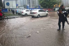 62岁背人哥 背人趟水过马路图片