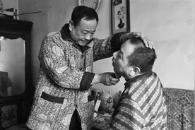 辽阳哥哥8岁患病瘫痪 弟弟照顾40年图片
