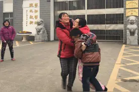 虐童案被告人出狱 孩子生母给养母下跪图片