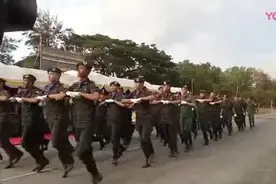 泰国阅兵式女兵蹦蹦跳跳，被网友评为：史上最可爱女兵，没有之一图片