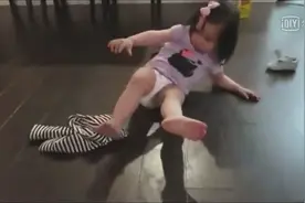 被美国夫妇收养中国小女孩才3岁却很独立，自己换尿布养母好惊讶视频封面