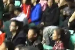 紧张！女球迷看辽川总决赛晕倒 急救人员现场抢救图片
