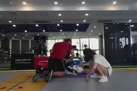 冯提莫直播与闺蜜健身，教练放开那两个女孩，让我来视频封面