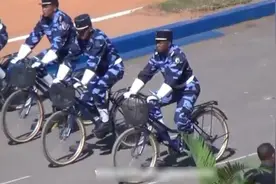 马达加斯加阅兵式，士兵骑自行车，画面用我国长虹电视直播！视频封面