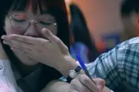 小伙在厕所写情书，没想到被别人拉了一身童子尿，尴尬了视频封面