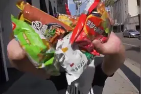 美国高档餐厅恶搞，给老外吃中国泡面，试吃的结果让人大跌眼镜视频封面