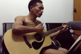 吉他指弹-铁血丹心-赤膊大叔没看出来是个高人啊视频封面