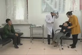 奇葩二货牙医给病人拔牙，这工具真的是逆天了视频封面