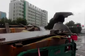 老人雨中头顶纸片遮雨捡废品本以为是辛酸故事 剧情神反转视频封面
