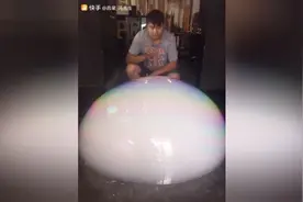 小伙吐烟圈吐出最高境界，吹出最大烟泡泡视频封面