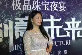 8岁王诗龄上三年级，李湘晒照只顾帮女儿遮小肚子却暴露这个秘密视频封面