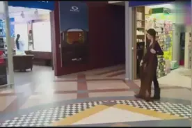 国外女子长发拖地，2米长头发简直惊奇！视频封面