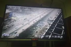 恐怖！手指被砸碎，血肉模糊！庄里司机居然纷纷点赞？图片