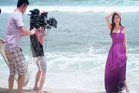 杨幂海边拍照，这件蓝色的裙子真的好美啊，杨幂穿着好有气质啊视频封面