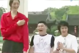 韩庚和韩国明星一起到中国录制节目，出场中国巨人让韩国人震惊视频封面