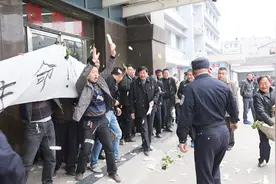 山东：出台新规 “组合拳”严惩伤医 “医闹”行为视频封面