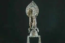 美女带来一尊板凳佛，专家估价十几万，土豪店主出价40多万收！