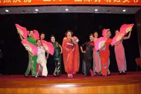 中国旗袍联合会庆祝两会胜利召开 喜迎"三八"国际妇女节图片