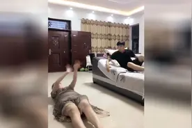 正在跟男友撒娇，男友妈妈来了，尴尬了视频封面