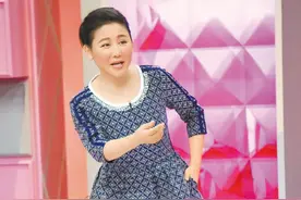 蓝心湄老花眼 淡妆画成大浓妆图片