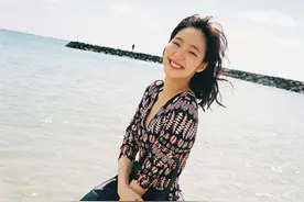 韩国女艺人金高恩海边拍杂志写真展清新可爱魅力图片